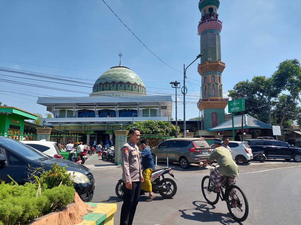 Polsek Randuagung Amankan Salat Jumat di Masjid Nurul Huda, Arus Lalu Lintas dan Parkir Jamaah Dipantau