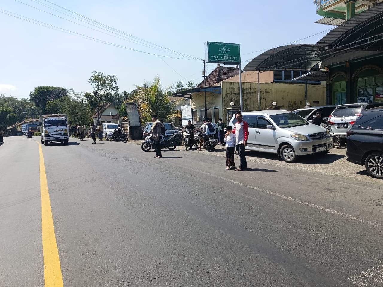 Polsek Ranuyoso Melaksanakan Pengamanan dan Turlalin di Masjid Al Huda Ranuyoso