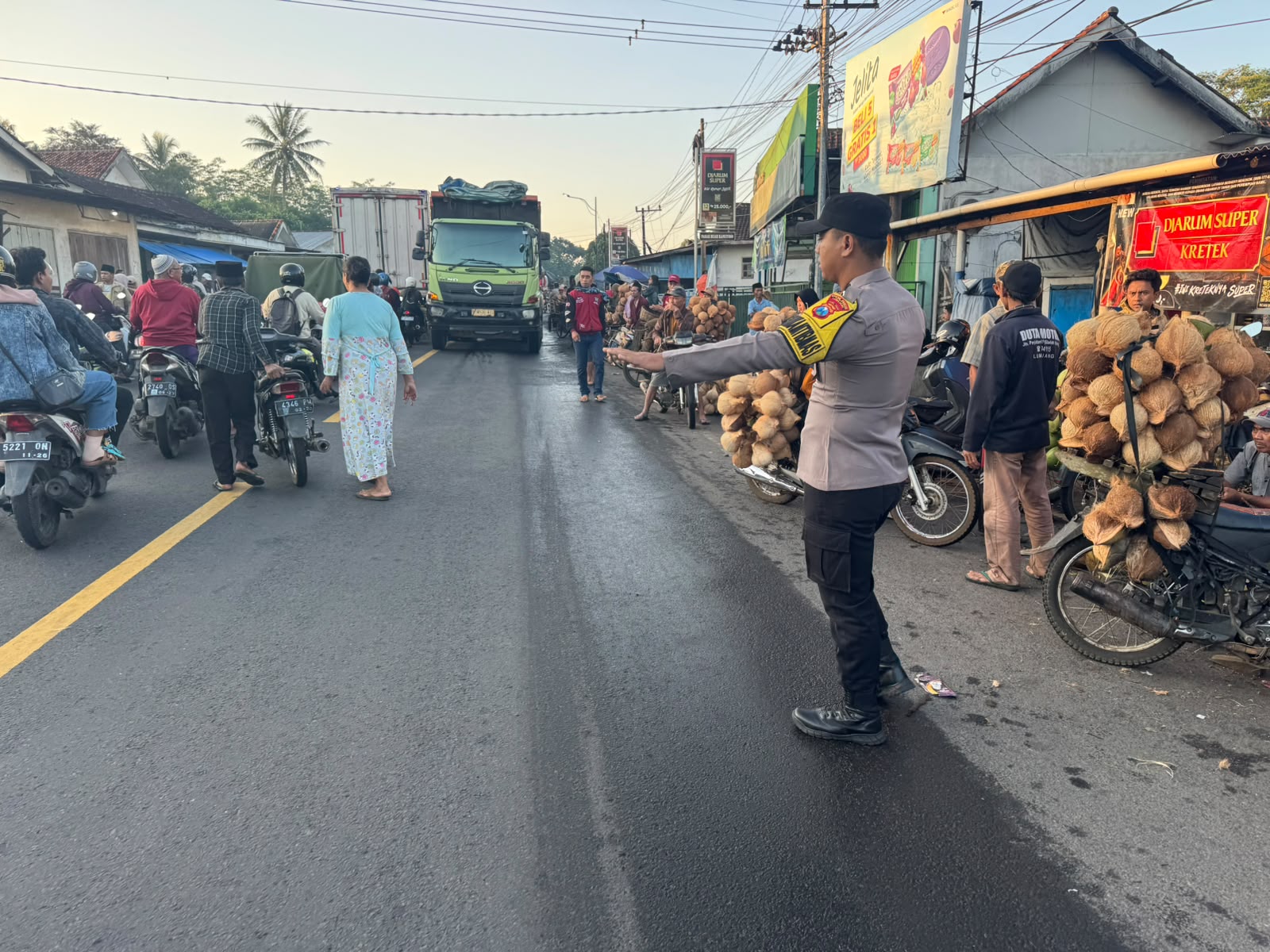 Patroli Poros Pagi di Pasar Buah Ranuyoso Antisipasi Kemacetan