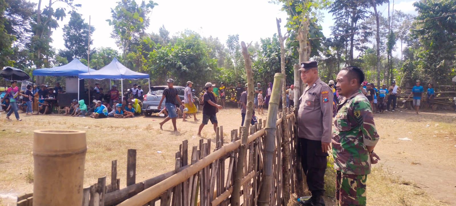 Sinergitas TNI-Polri Kuat, Polsek dan Koramil Kunir Amankan Kerapan Kambing Lokalan di Jatirejo Lumajang