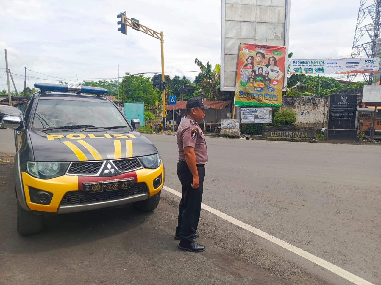 Patroli Strong Point Polsek Tempeh Perkuat Pengamanan Kawasan Publik di Pertigaan Lampu Merah Desa Tempeh Tengah untuk Antisipasi Gangguan Kamtibmas