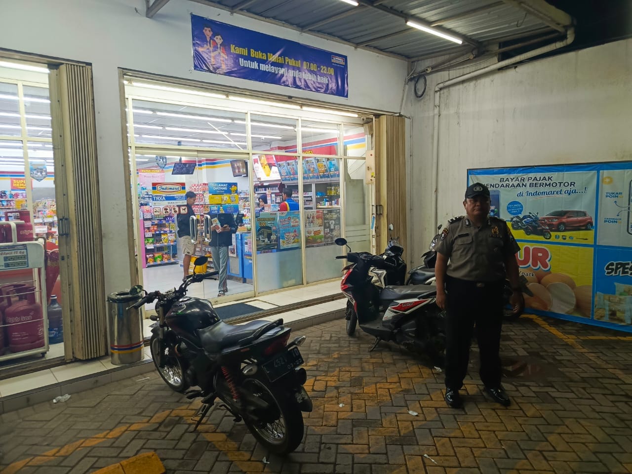 Patroli Strong Point Polsek Tempeh Tingkatkan Pengamanan Kawasan Pertokoan Modern Desa Tempeh Lor untuk Cegah Aksi 3C