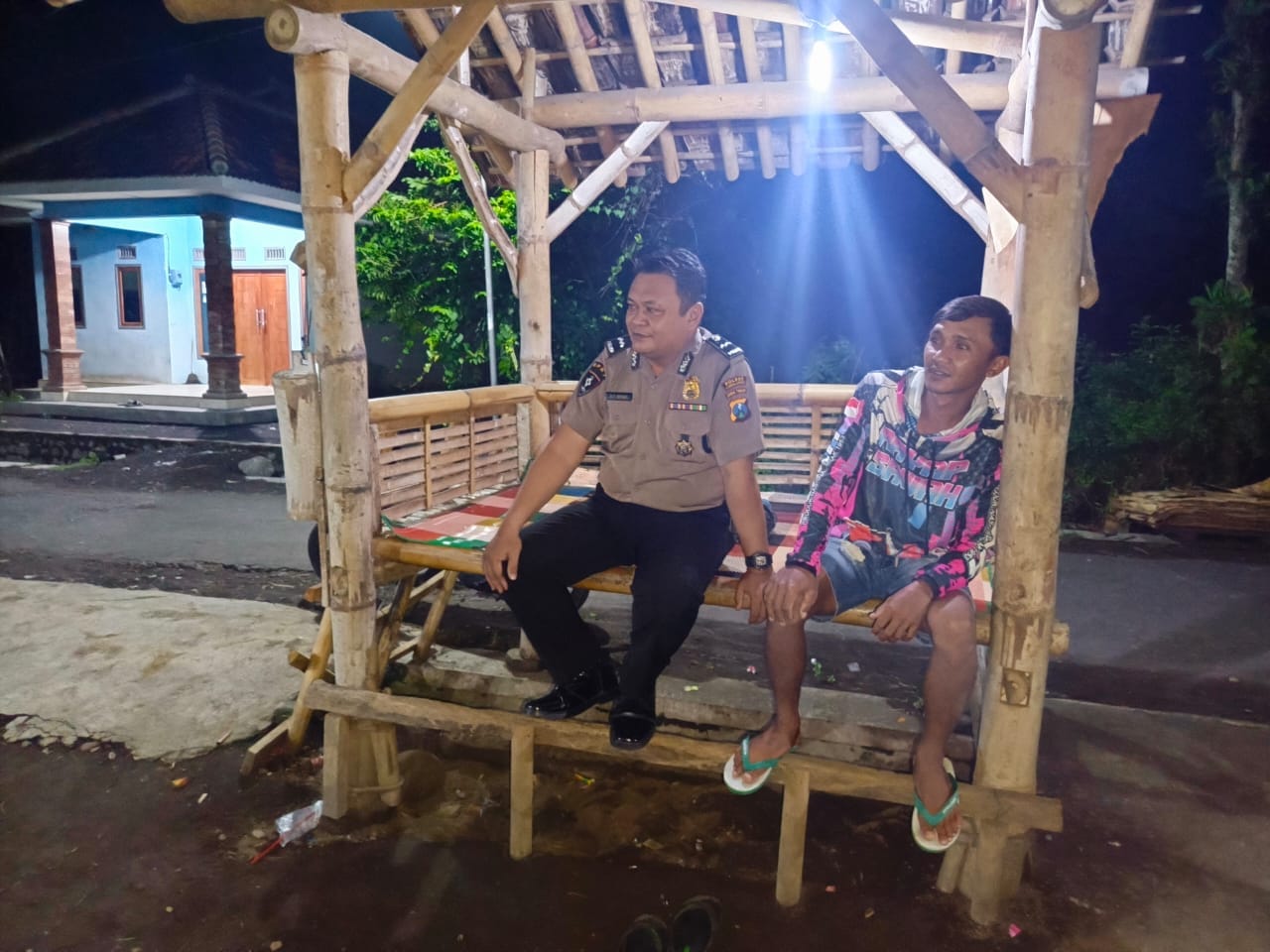 Polsek Tempeh Perkuat Sinergi dengan Warga Kamling Desa Jatisari Melalui Sambang Dialogis untuk Meningkatkan Kesadaran Kamtibmas