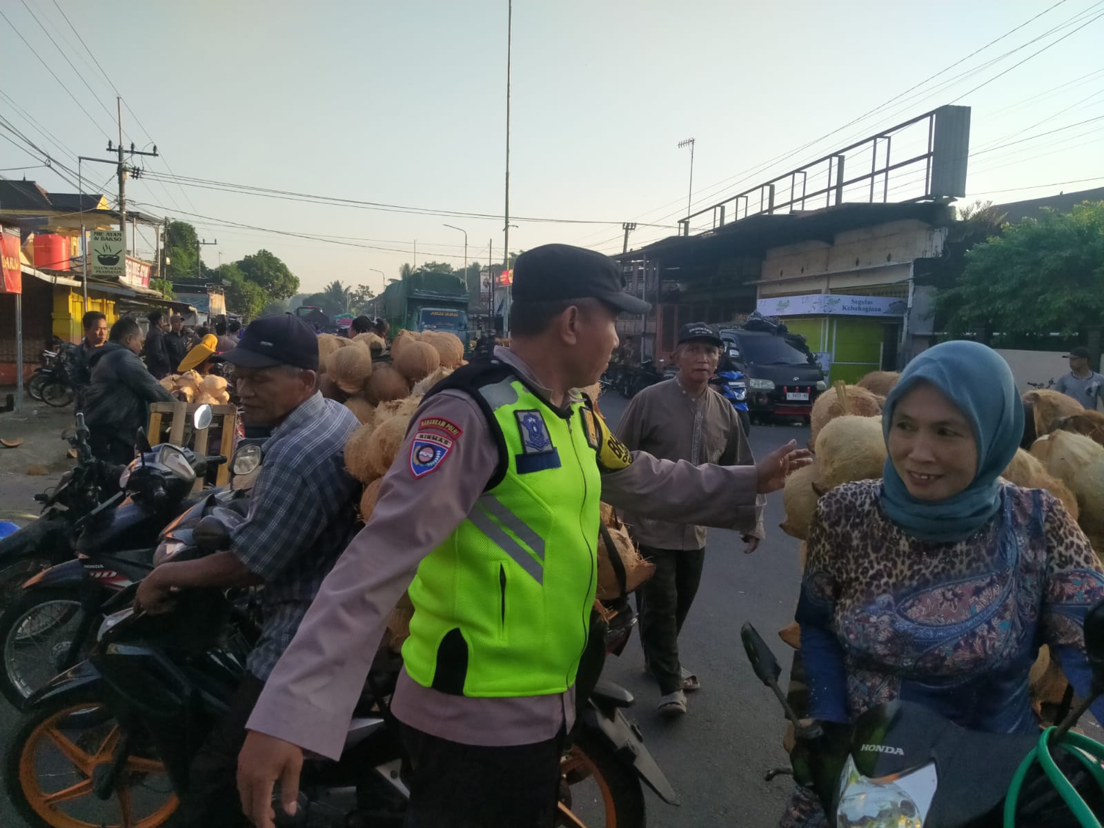 Patroli Poros Pagi di Pasar Buah Wates Wetan Antisipasi Kemacetan