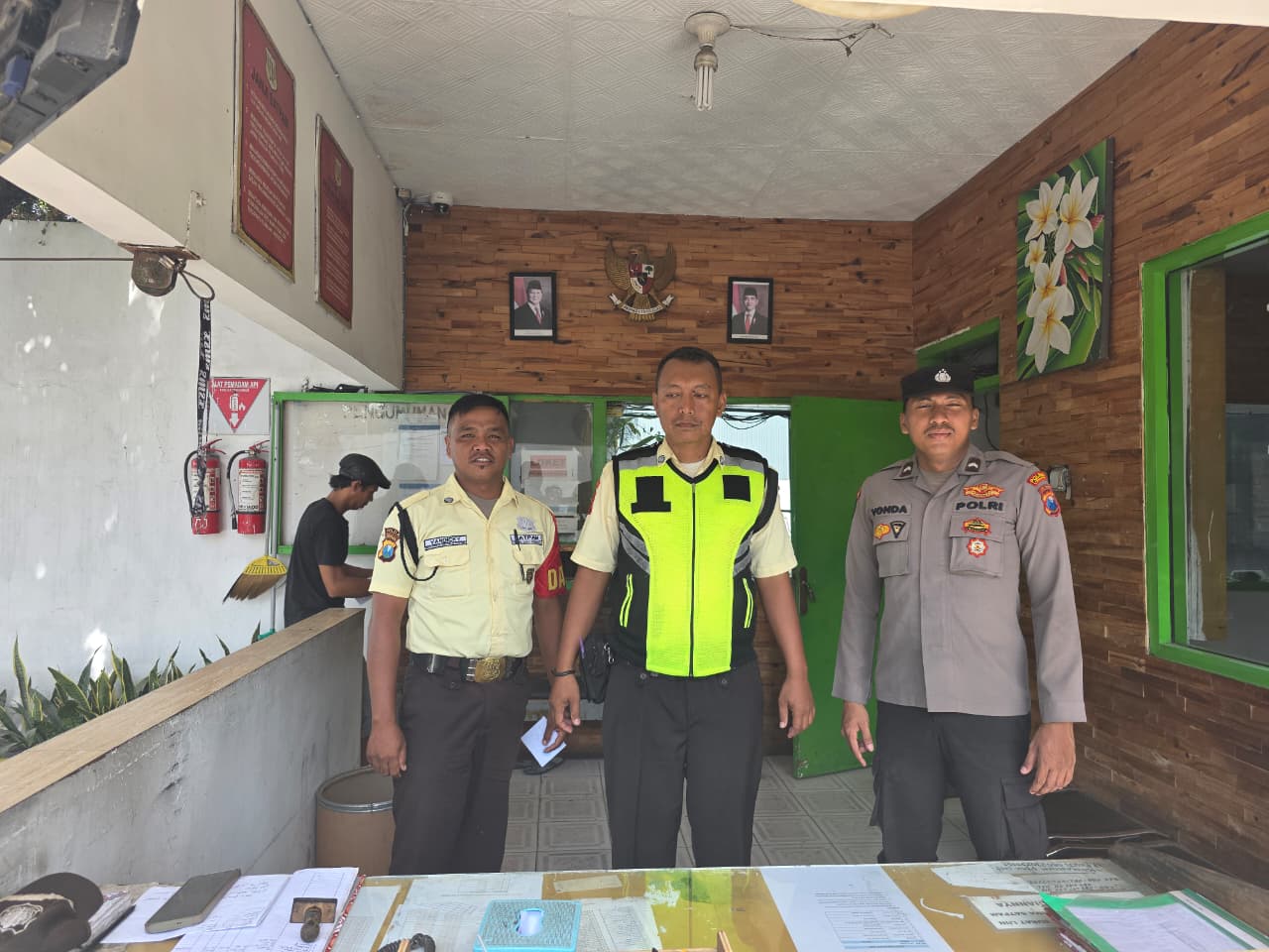 Patroli Dialogis Polsek Tempeh Perkuat Sinergi Pengamanan Perusahaan untuk Menjaga Stabilitas Kamtibmas di Desa Besuk