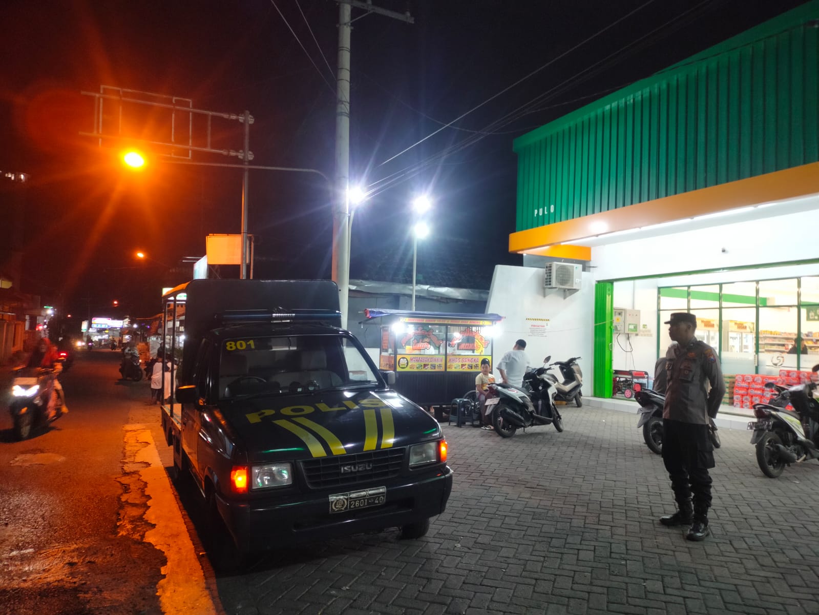 Patroli Dialogis Polsek Tempeh Tingkatkan Pengamanan Pertokoan Modern di Desa Pulo untuk Cegah Aksi 3C