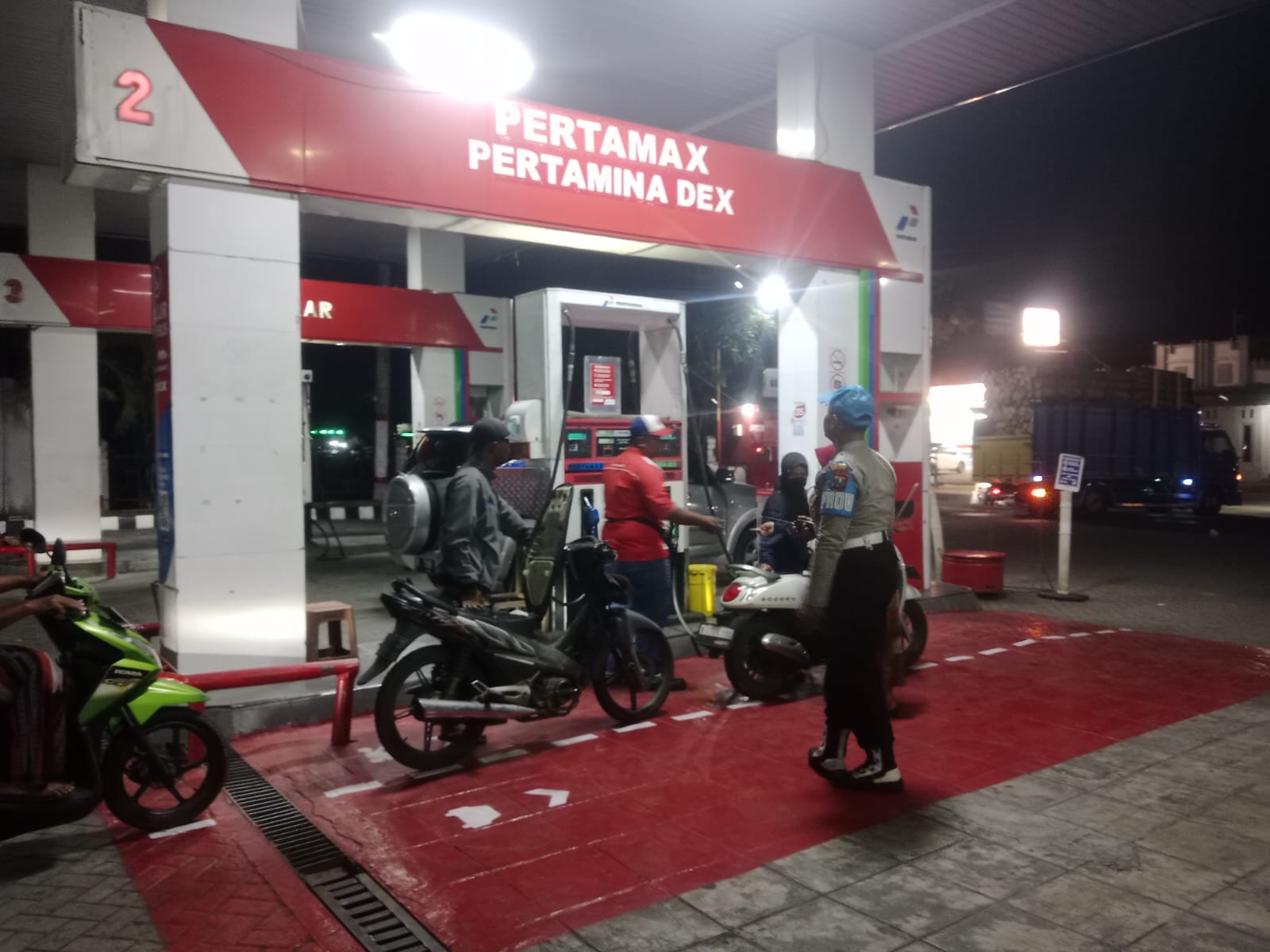 Patroli Dialogis Polsek Tempeh Pantau Ketersediaan BBM di SPBU Tempeh Lor untuk Menjamin Pelayanan Masyarakat