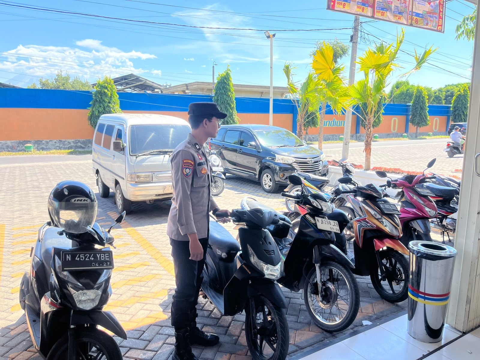 Patroli Kewilayahan Strong Point Polsek Tempeh Perkuat Keamanan Pertokoan Modern Desa Tempeh Tengah, Cegah Potensi 3C dan Tingkatkan Rasa Aman Masyarakat