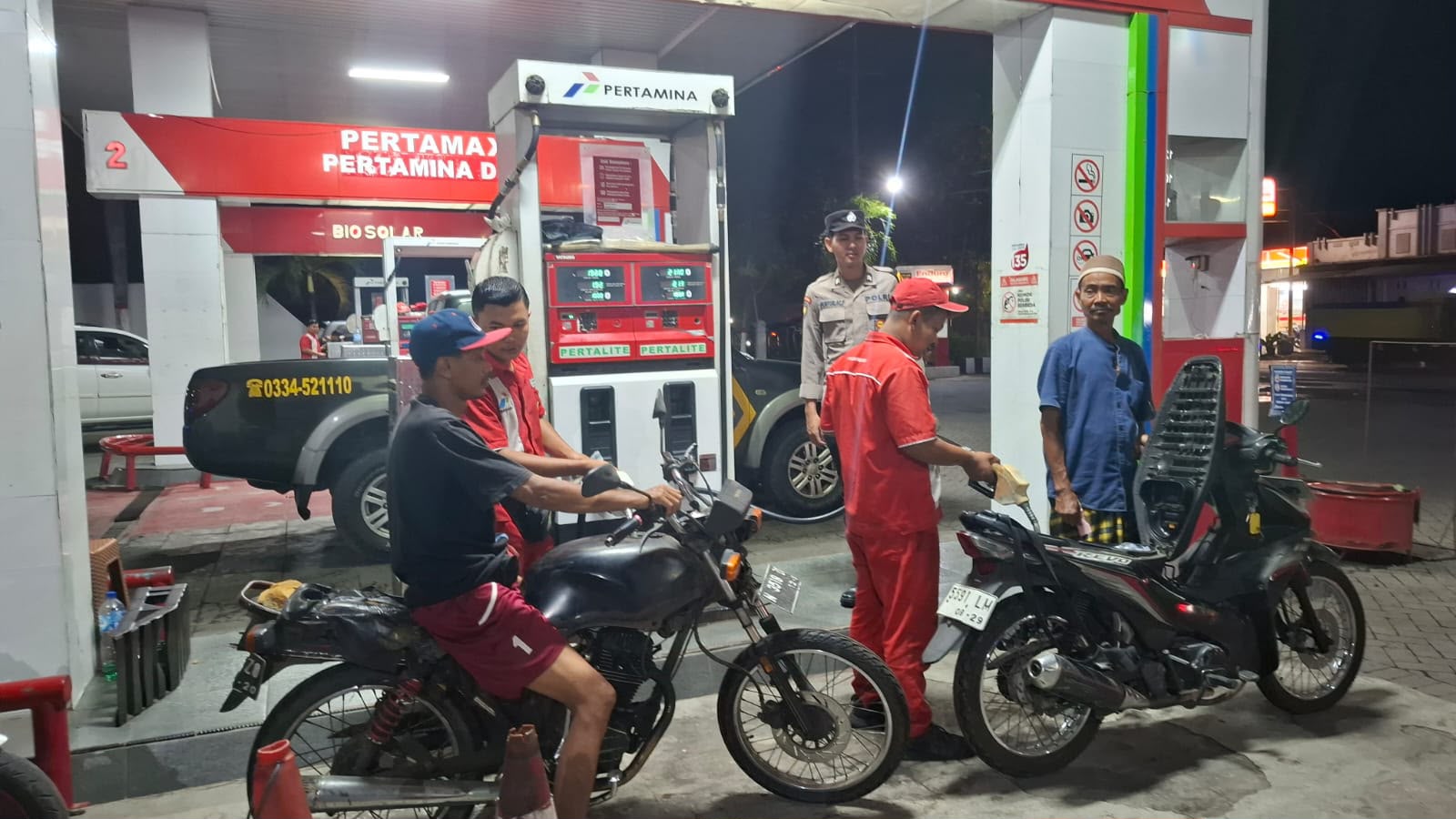 Patroli Dialogis Polsek Tempeh Pantau Ketersediaan BBM di SPBU Desa Tempeh Lor, Pastikan Pasokan Aman bagi Masyarakat