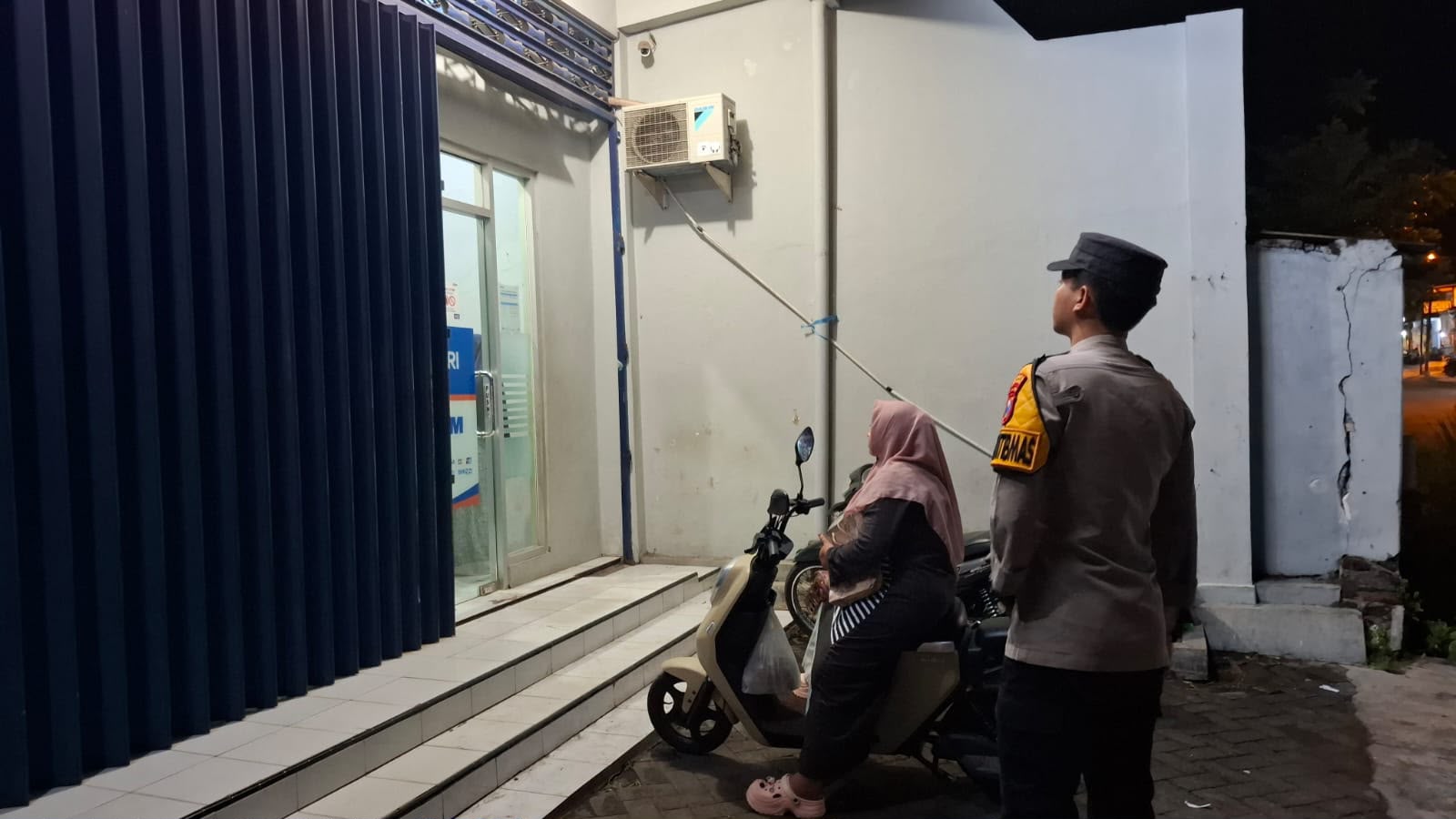 Patroli Strong Point Polsek Tempeh Perkuat Pengamanan Perbankan dan Rumah ATM BRI Unit Pulo untuk Cegah Aksi 3C