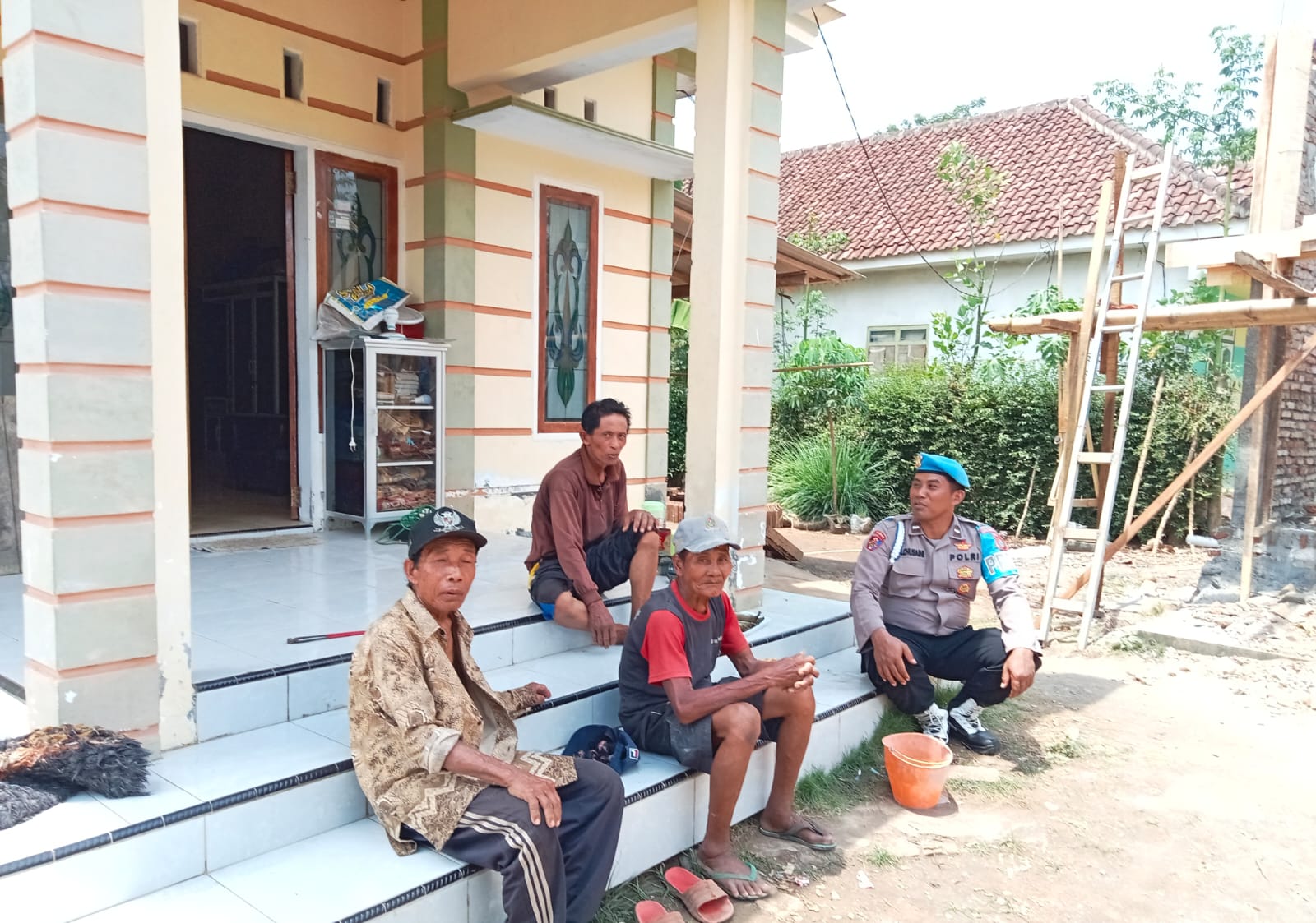 Cegah Aksi Kriminalitas, Anggota Polsek Padang Polres Lumajang Patroli Dialogis Dengan Warga