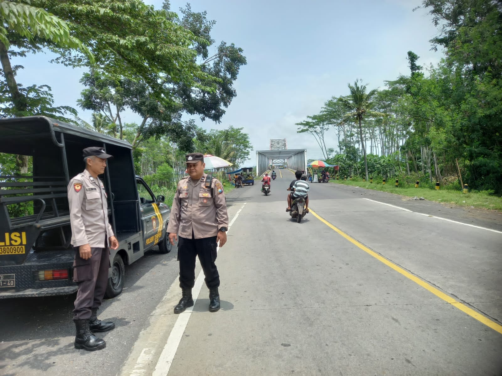 Patroli Strong Point Polsek Tempeh Perkuat Pengamanan Jembatan Selowangi untuk Cegah Gangguan Kamtibmas