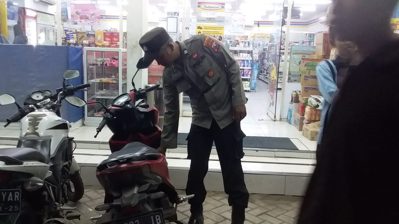 Patroli Strong Point Polsek Tempeh Tingkatkan Pengamanan Pertokoan Modern Demi Cegah Aksi Kejahatan