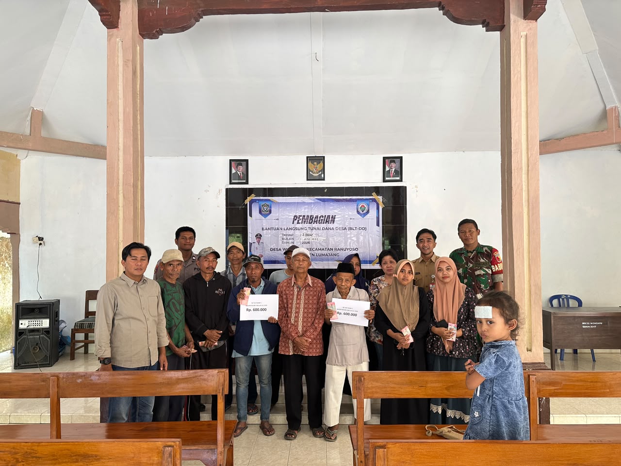 Polsek Ranuyoso Laksanakan Pengamanan Kegiatan Pembagian BLT Desa Wonoayu