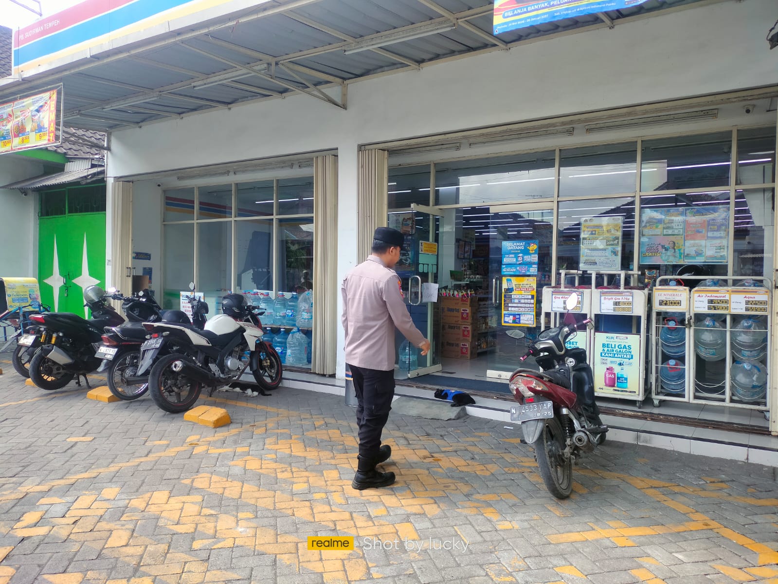 Patroli Strong Point di Pertokoan Modern Tempeh Tengah, Polsek Tempeh Perkuat Upaya Cegah 3C dan Tingkatkan Rasa Aman Masyarakat