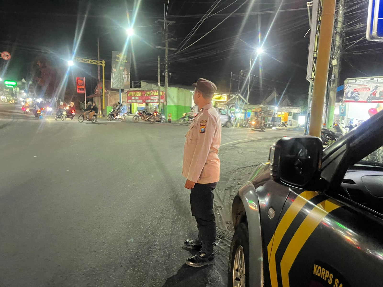 Patroli Blue Light di Perempatan Lampu Merah Tempeh Tengah, Polsek Tempeh Tingkatkan Pengamanan Malam untuk Cegah Aksi 3C