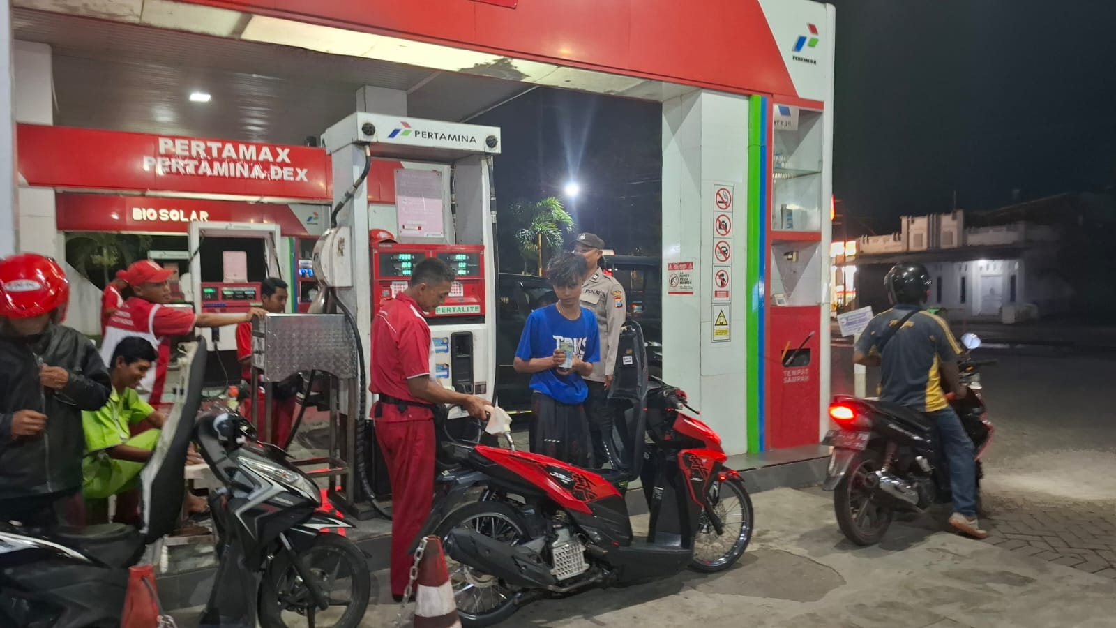 Patroli Dialogis di SPBU Tempeh Lor, Polsek Tempeh Pastikan Ketersediaan BBM dan Jaga Stabilitas Kamtibmas