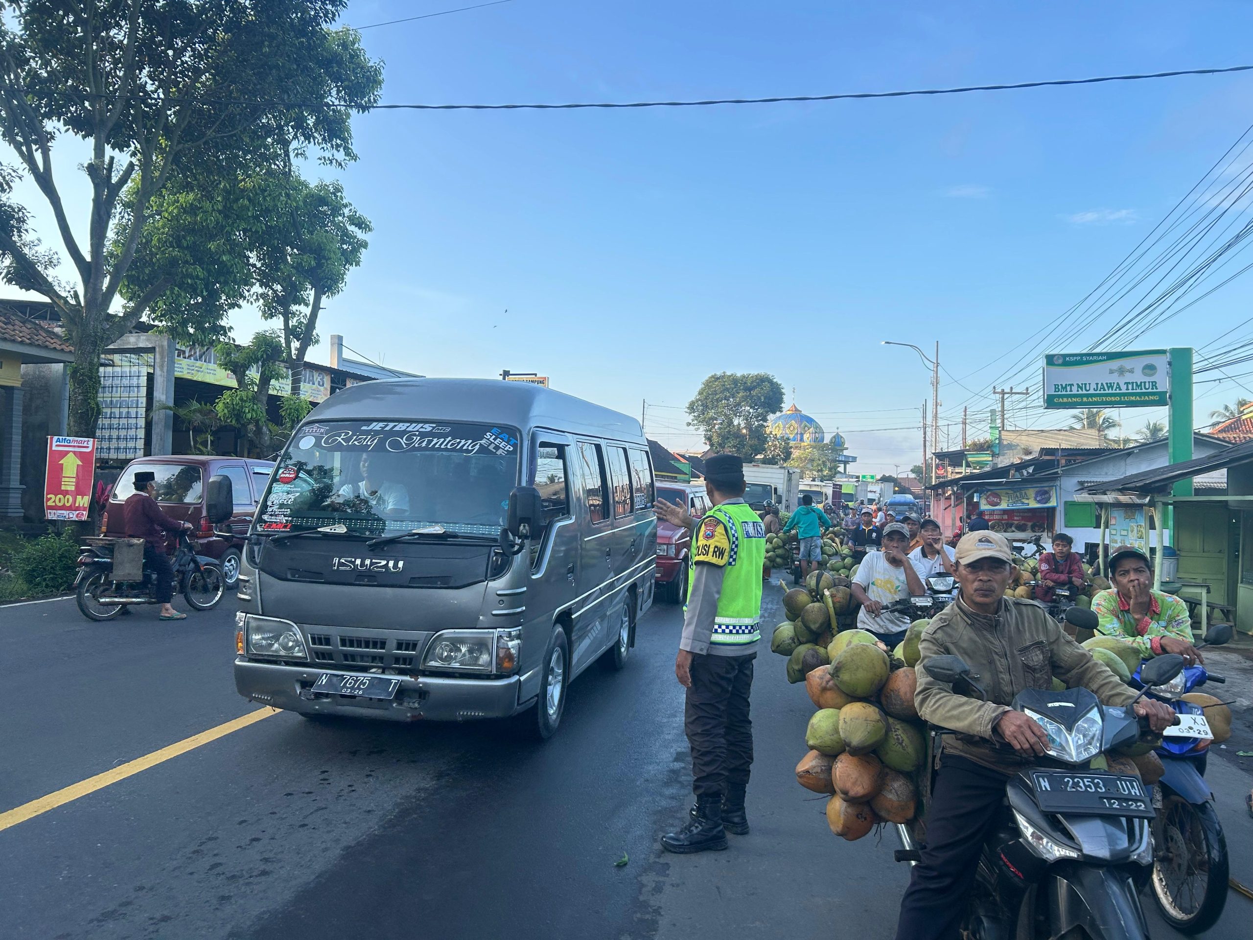 Patroli Poros Pagi di Pasar Buah Ranuyoso Antisipasi Kemacetan