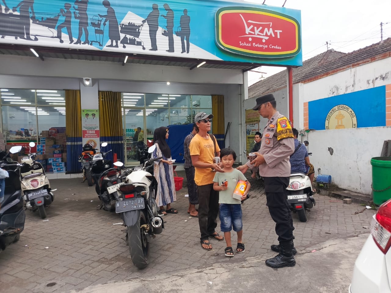 Patroli Strong Point Polsek Tempeh Perkuat Pengamanan Pertokoan Modern Demi Cegah Aksi Kejahatan dan Jaga Kondusivitas Kamtibmas