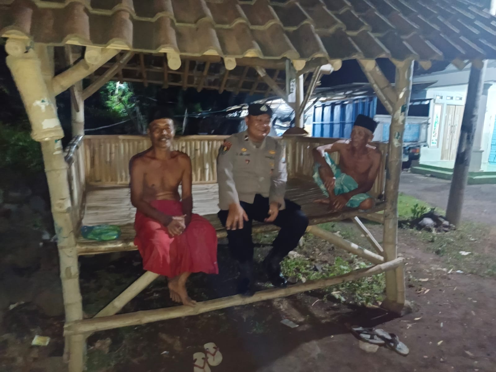 Polsek Tempeh Perkuat Kemitraan dengan Warga Kamling Desa Kaliwungu Melalui Sambang Dialogis untuk Tingkatkan Kesadaran Menjaga Kamtibmas