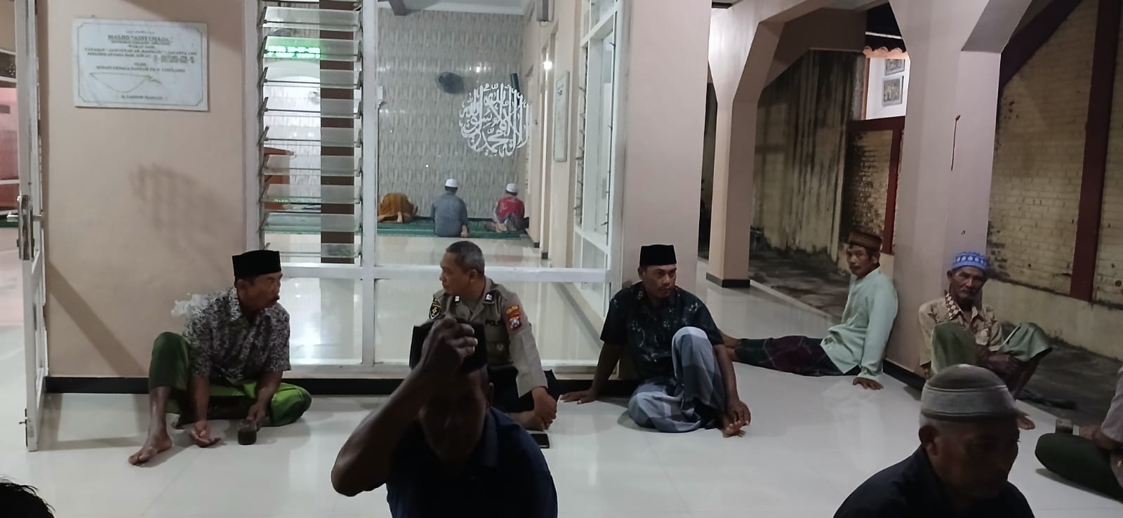 Personel Polsek Rowokangkung Lakukan Patroli Dialogis Di Masjid Asy Suhada', Pererat Hubungan Dengan Masyarakat