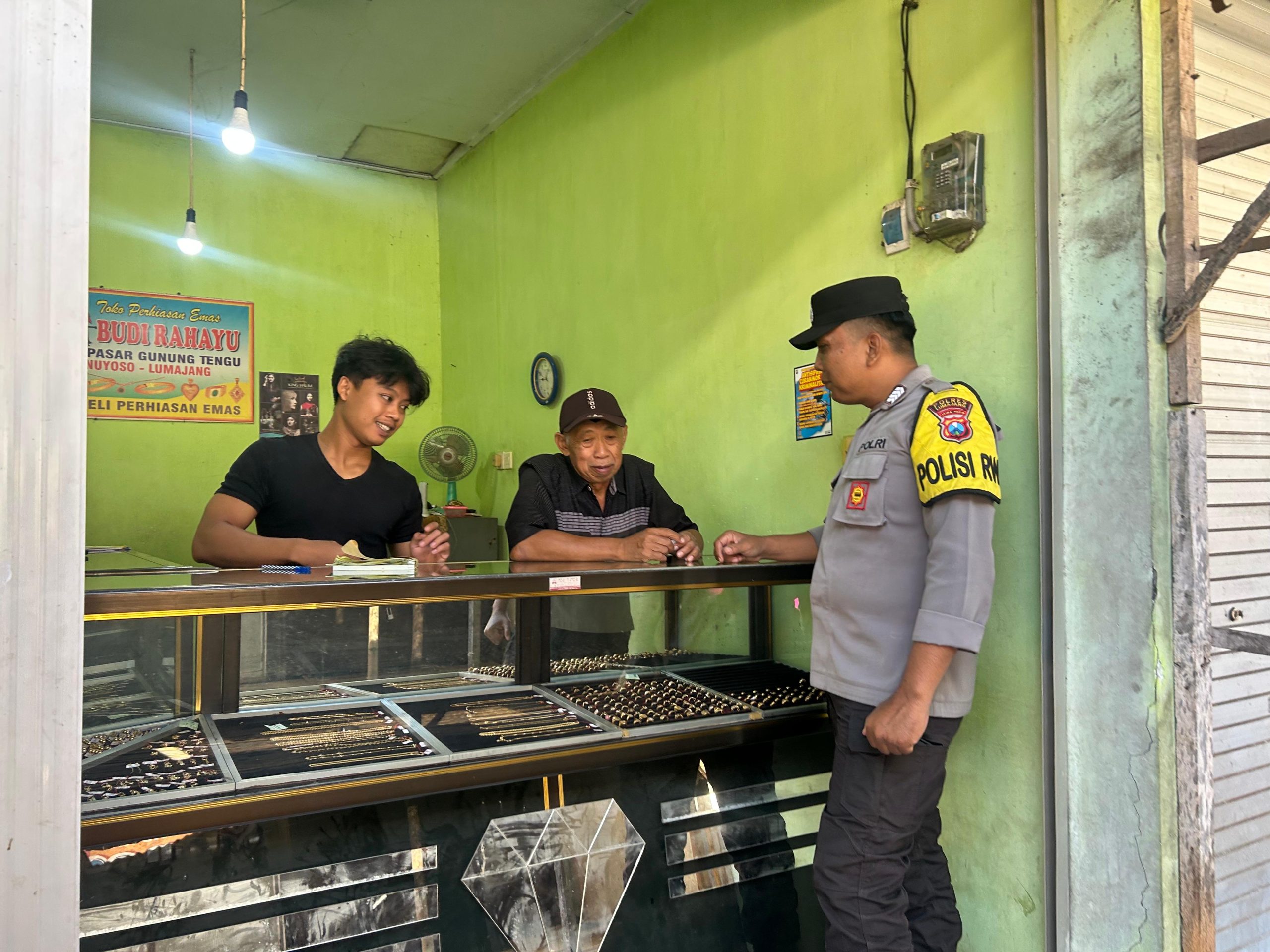 Patroli Dialogis Tingkatkan Kewaspadaan Pemilik dan Pengunjung Toko Emas