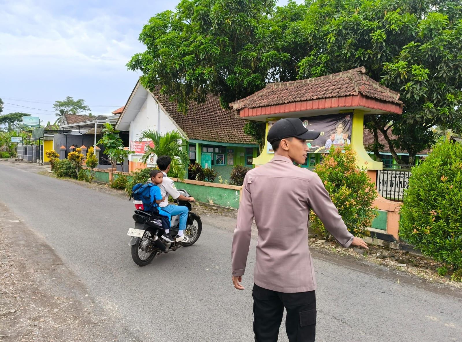 Jaga Keselamatan Siswa, Polsek Randuagung Gelar Poros Pagi di Depan SDN 01