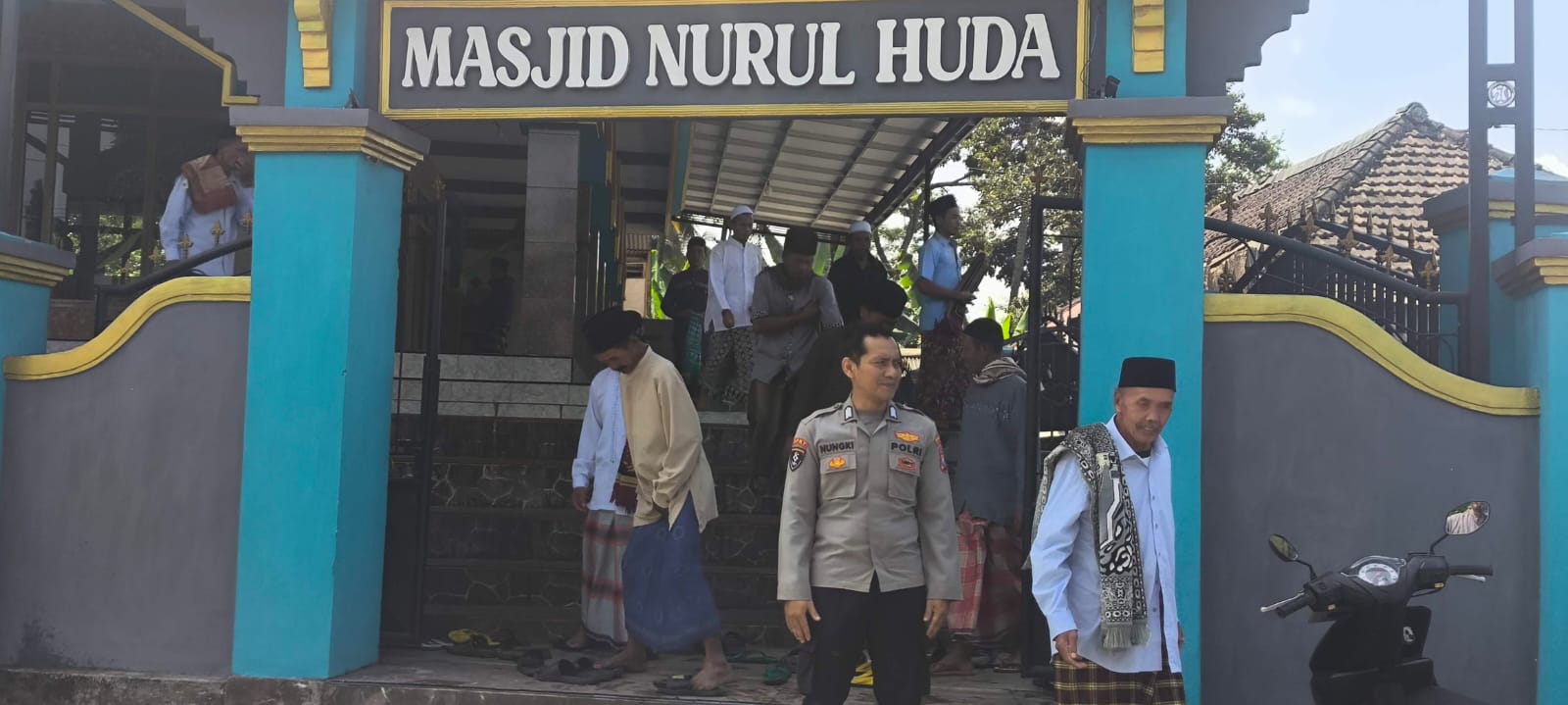 Polsek Pasrujambe Amankan Sholat Jumat di Masjid Nurul Huda, 200 Jamaah Hadir