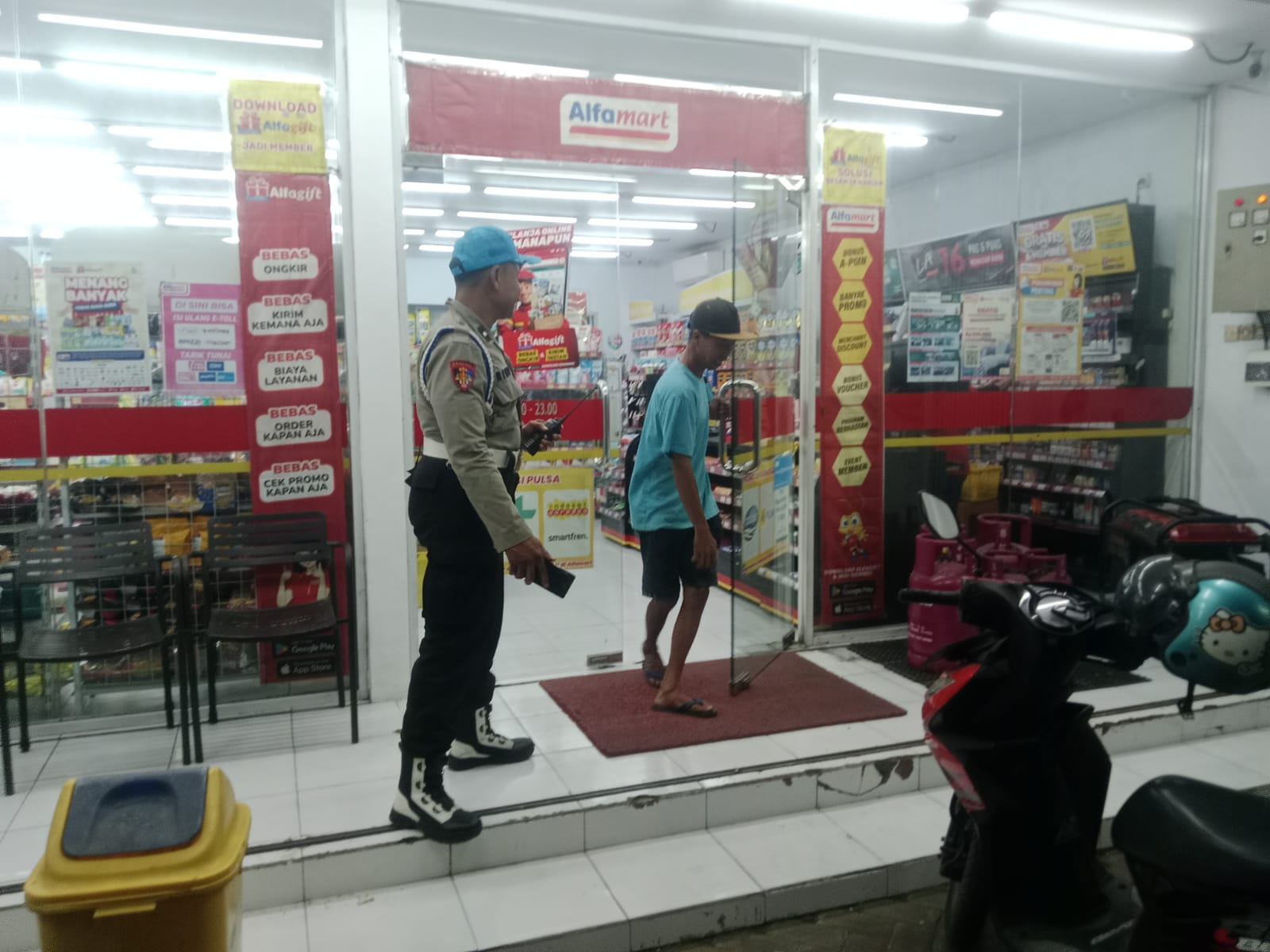 Patroli Dialogis Polsek Tempeh Perkuat Keamanan Pertokoan Modern di Tempeh Lor untuk Cegah Aksi Kejahatan 3C