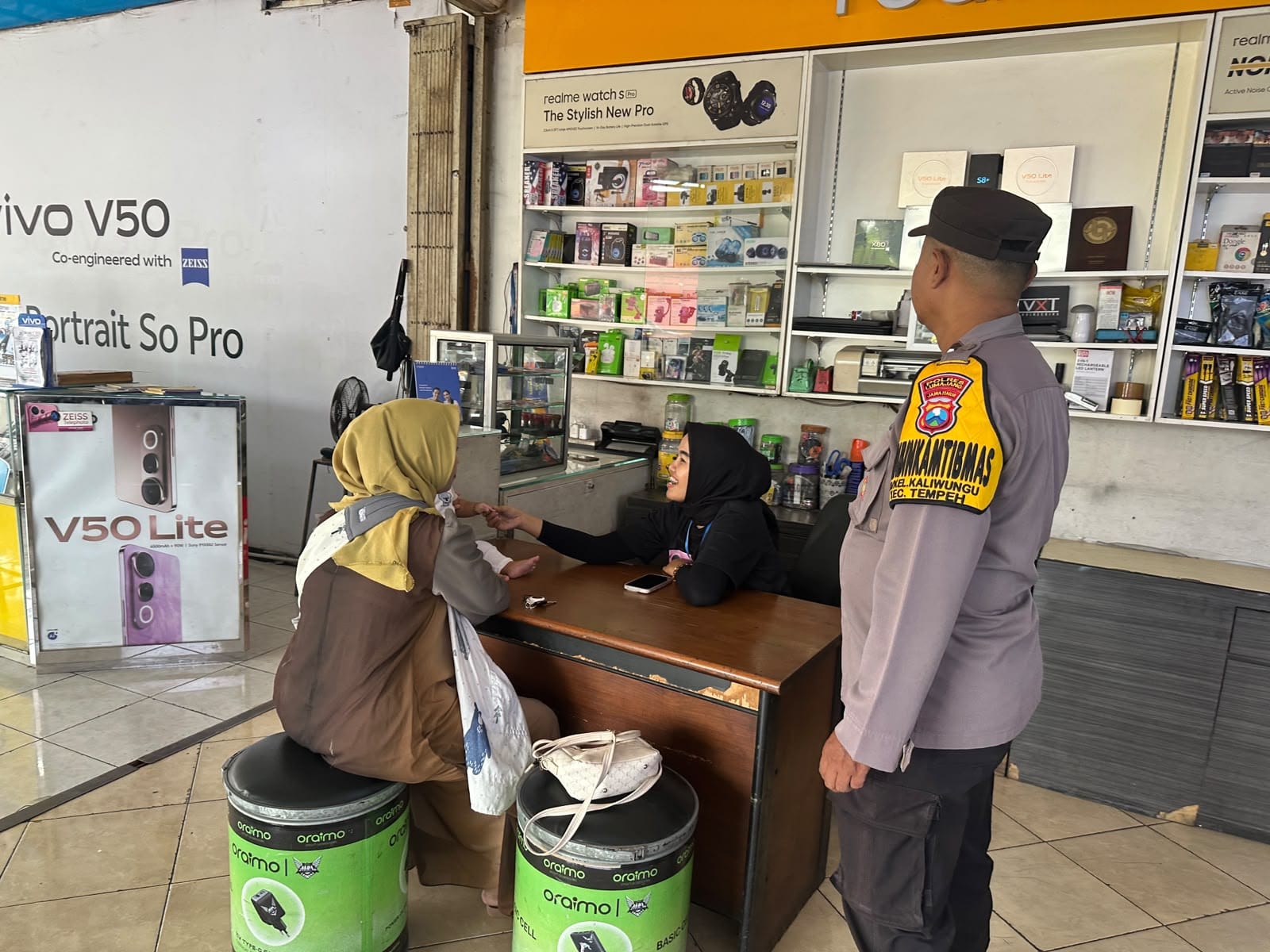 Patroli Dialogis Polsek Tempeh Perkuat Keamanan Pertokoan Modern di Desa Tempeh Tengah untuk Antisipasi Gangguan Kamtibmas