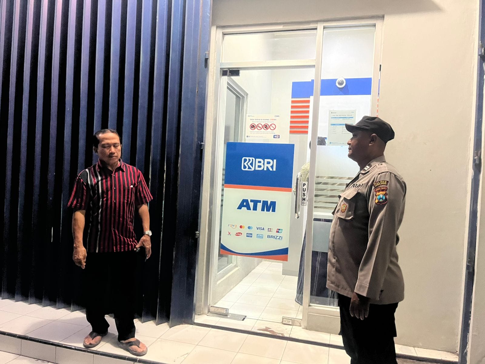 Patroli Dialogis Polsek Tempeh Perkuat Pengamanan BRI Unit Pulo untuk Cegah Aksi Kejahatan di Kawasan Publik