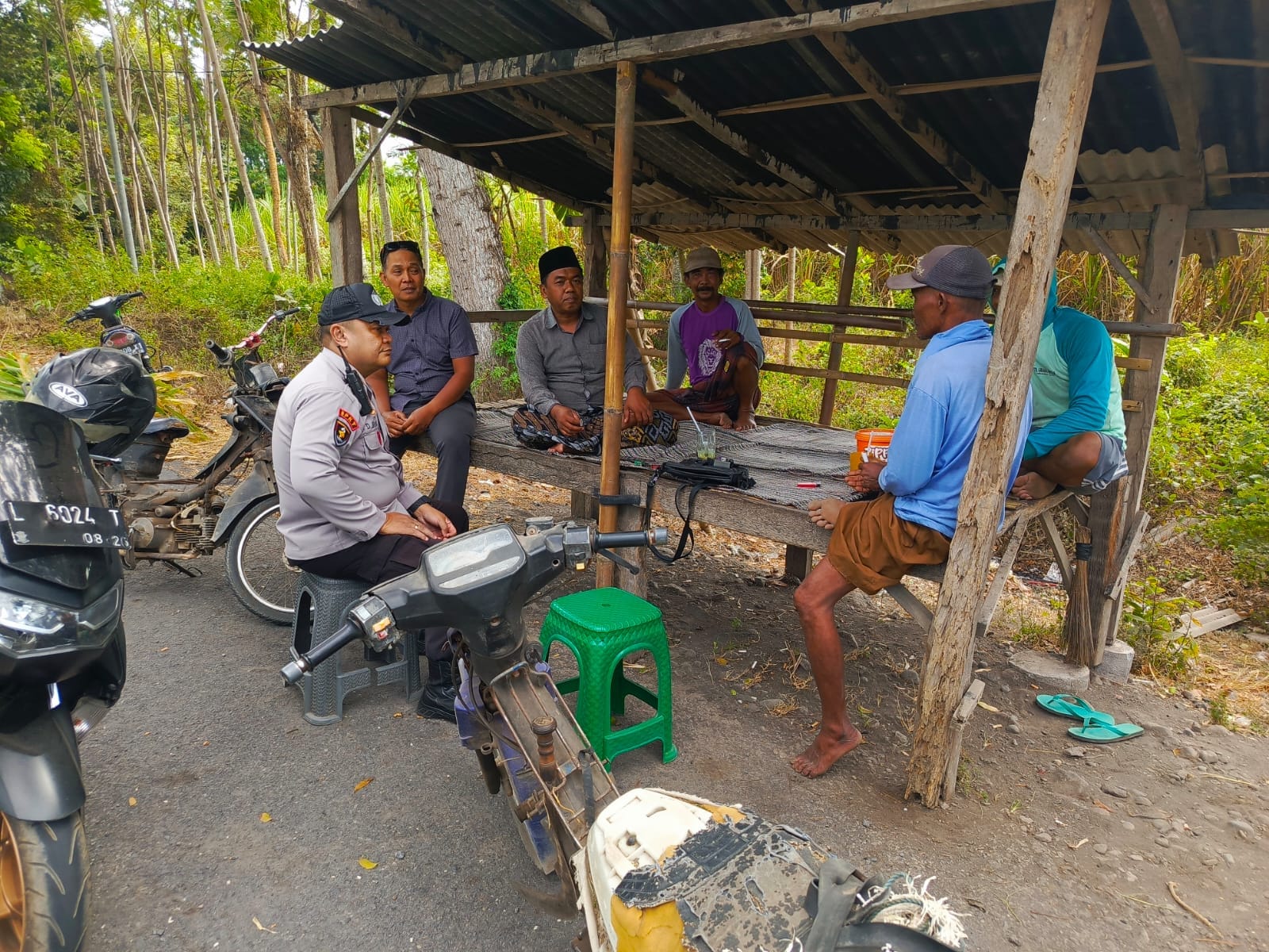 Patroli Dialogis Polsek Tempeh Perkuat Sinergi dengan Warga Desa Pandanarum untuk Tingkatkan Kesadaran Menjaga Keamanan Lingkungan
