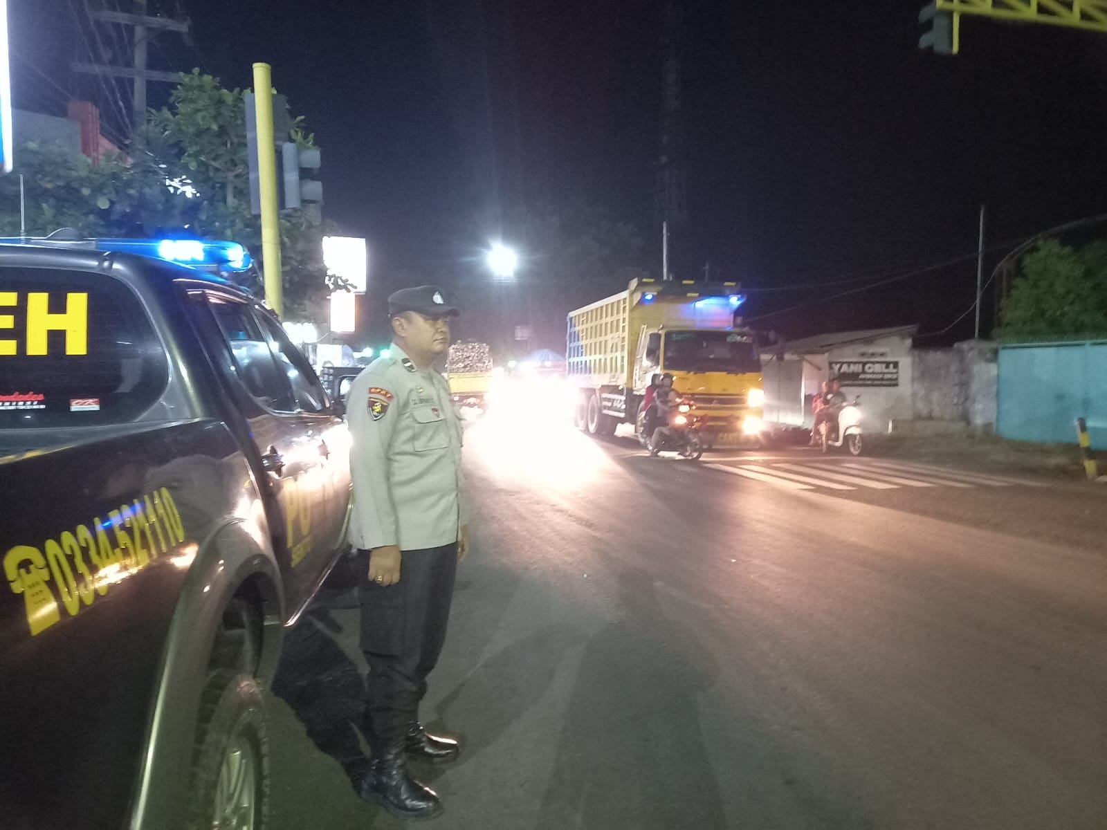 Patroli Blue Light Polsek Tempeh Tingkatkan Pengamanan di Perempatan Lampu Merah Desa Tempeh Tengah