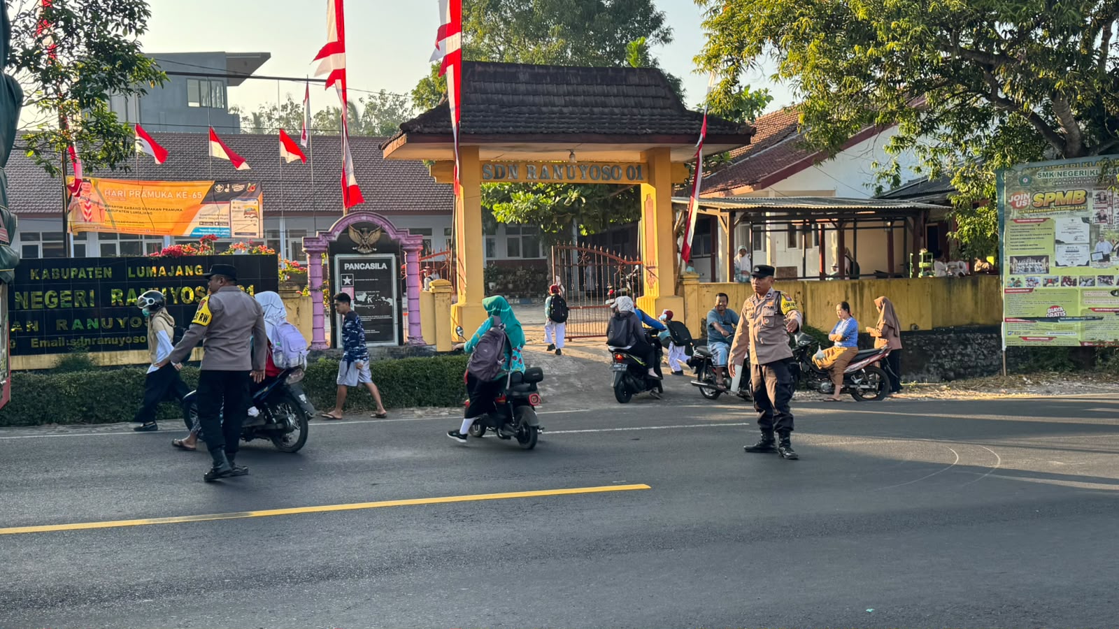 Polisi Bantu Seberangkan Pelajar, Wujud Kepedulian Polsek Ranuyoso terhadap Keselamatan Siswa
