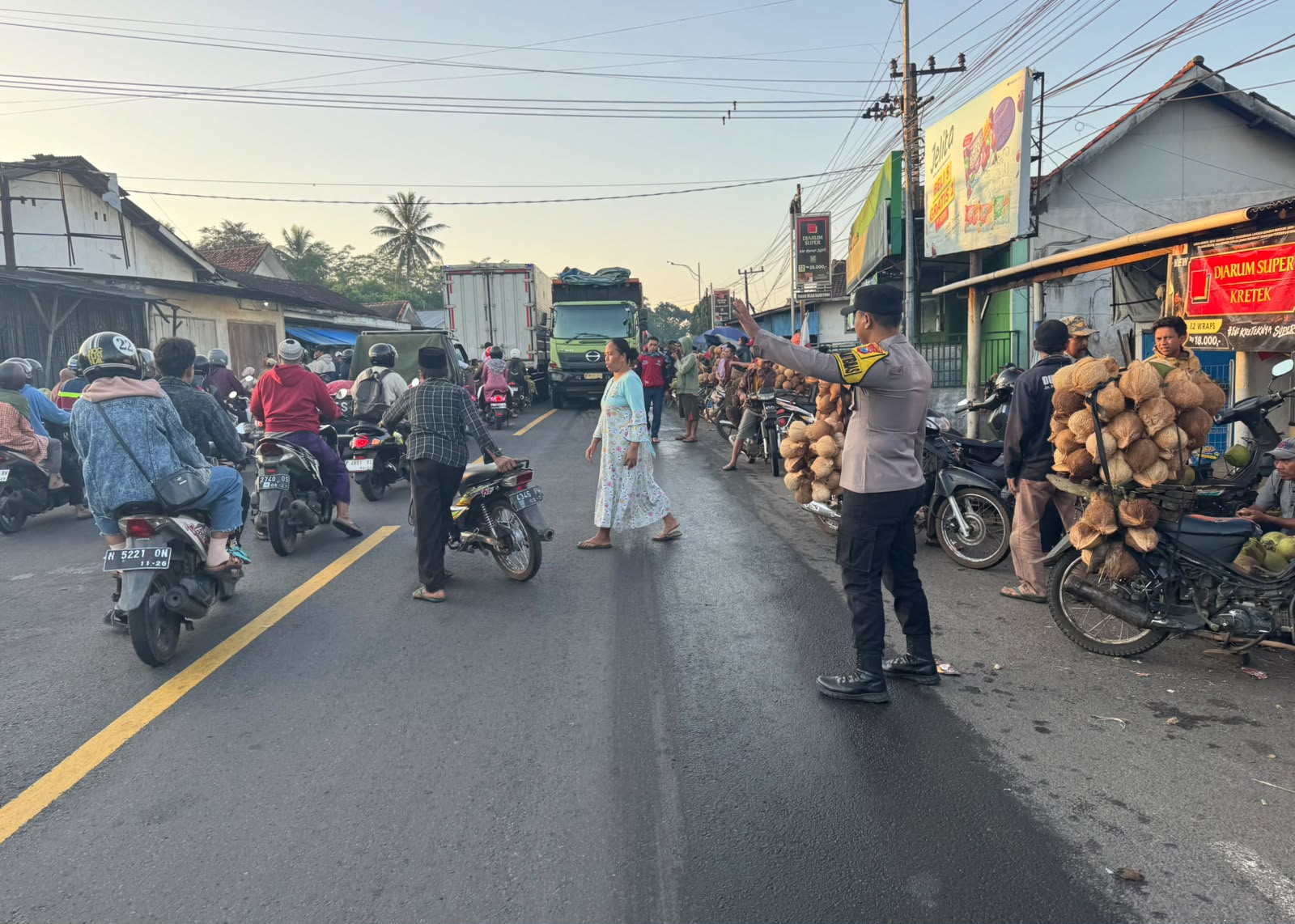 Polsek Ranuyoso Terus Laksanakan Turlalin di Pasar Buah Ranuyoso