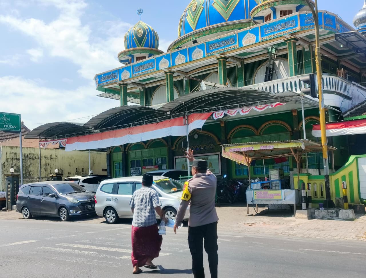 Polsek Ranuyoso Melaksanakan Pengamanan dan Turlalin di Masjid Al Huda Ranuyoso