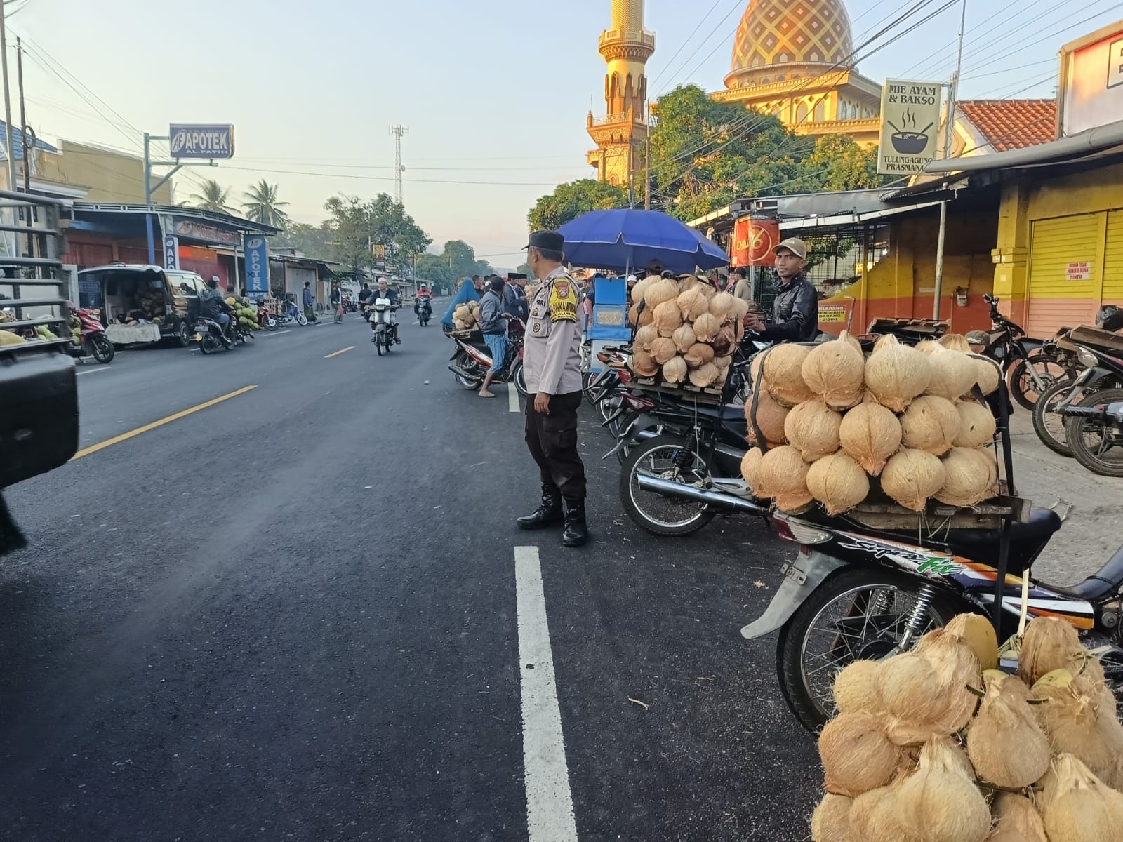 Patroli Poros Pagi di Pasar Buah Wates Wetan Antisipasi Kemacetan