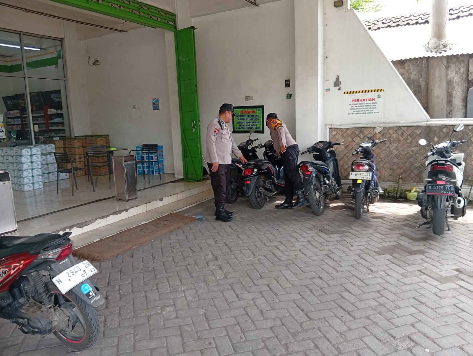 Anggota Polsek Tempeh Perkuat Patroli Strong Point di Pertokoan Modern Desa Tempeh Tengah