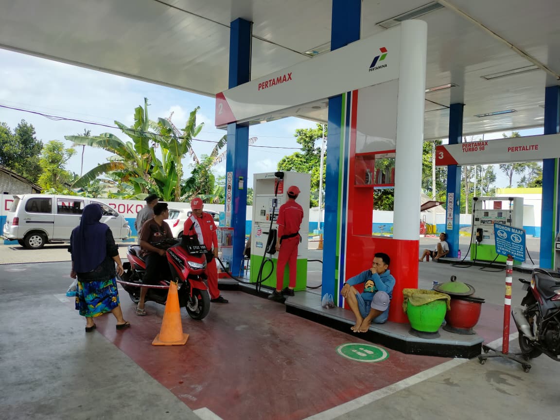 Anggota Polsek Tempeh Perkuat Keamanan Publik melalui Patroli Dialogis di SPBU Sumberjati