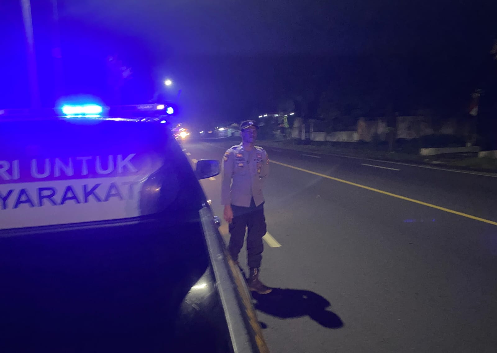 Polisi Polsek Ranuyoso Jaga Keamanan Sepanjang Jalan Kecamatan Ranuyoso