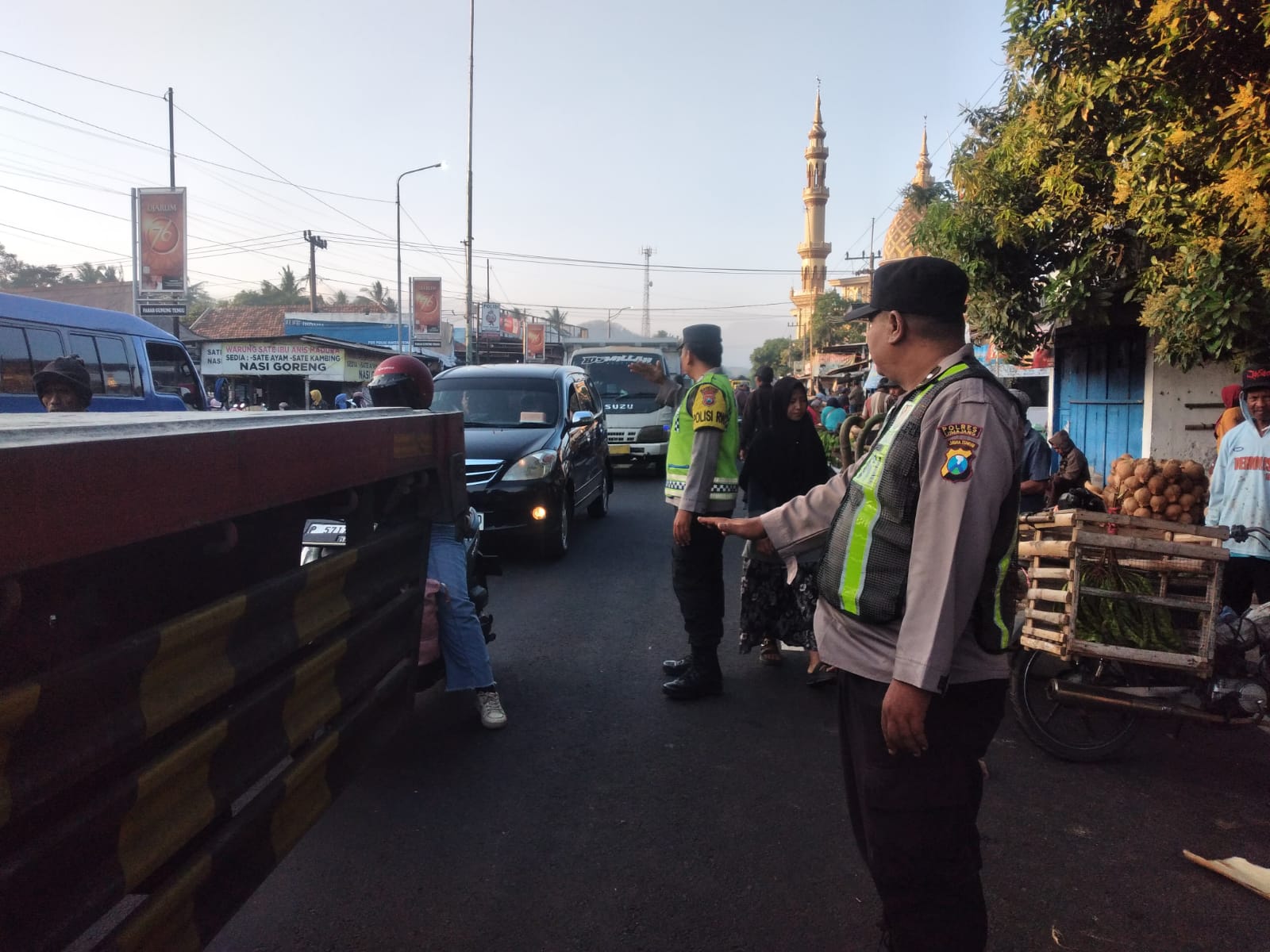 Patroli Pengaturan Arus Lalu Lintas di Pasar Gedang Wates Wetan