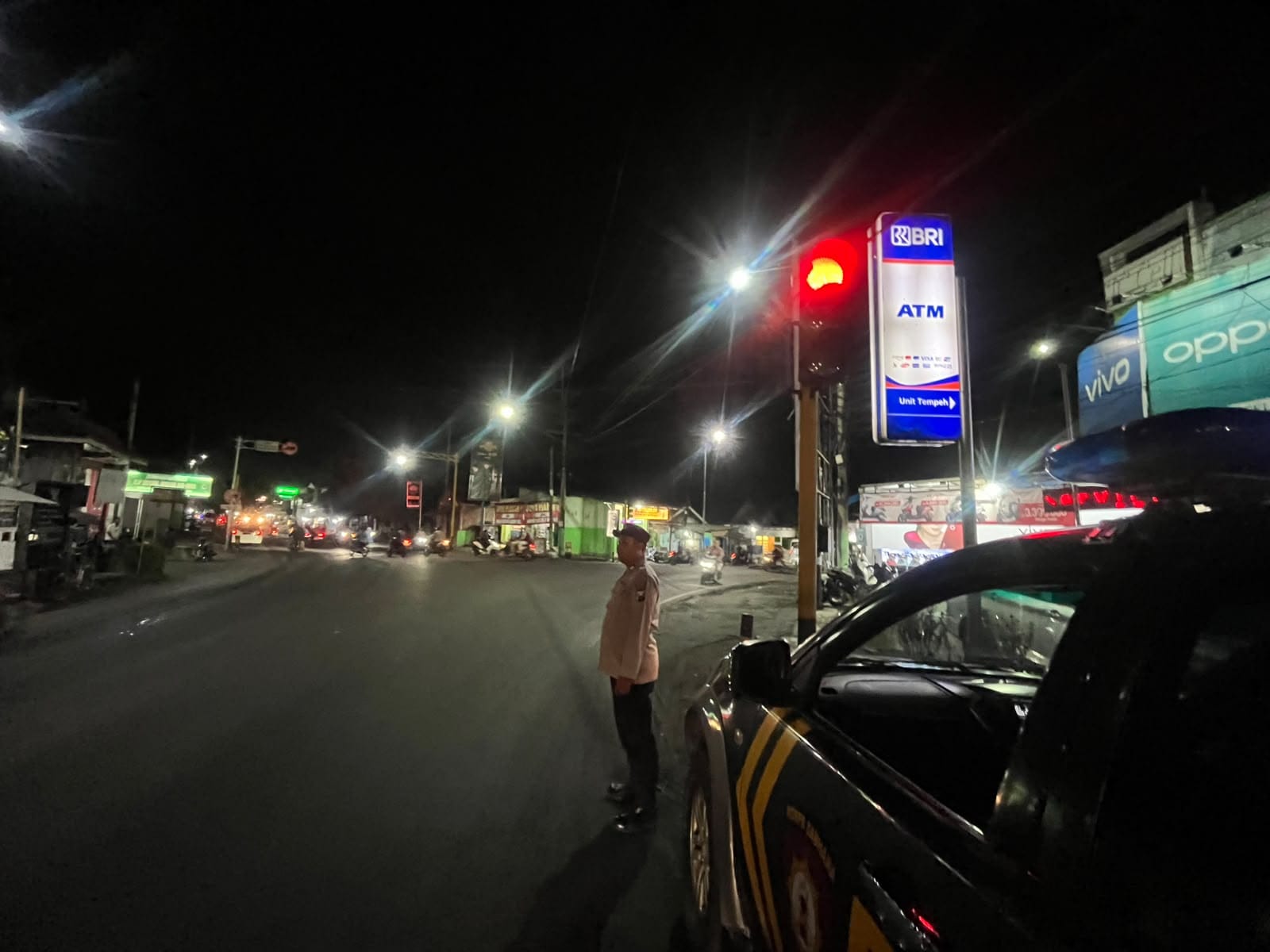 Polsek Tempeh Gelar Patroli Blue Light di Perempatan Lampu Merah Desa Tempeh Tengah, Antisipasi 3C