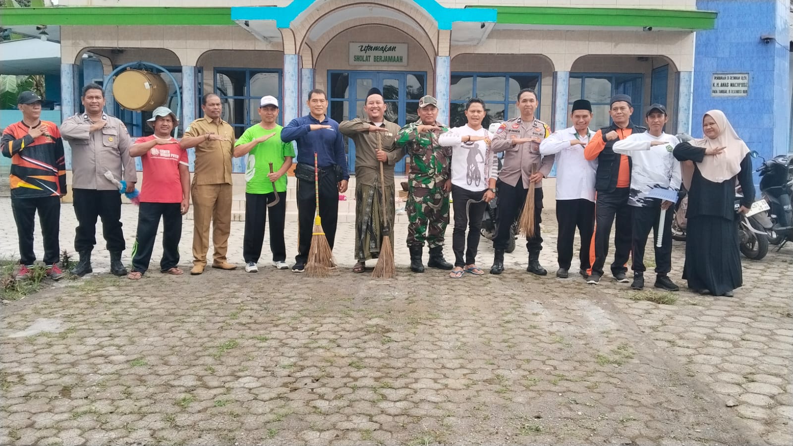 Polsek Gucialit Gelar Kerja Bakti Asri, Bersihkan Masjid Hayatul Huda Bersama Forkopimcam dan KUA