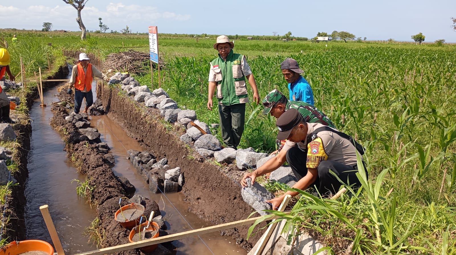 Bhabinkamtibmas Polsek Tempeh Dampingi Peletakan Batu Pertama Saluran Air Pertanian di Pandanarum