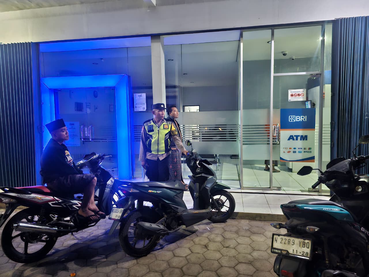 Patroli Pantau Kawasan Perbankan dan ATM Cegah Kriminalitas oleh Polsek Ranuyoso