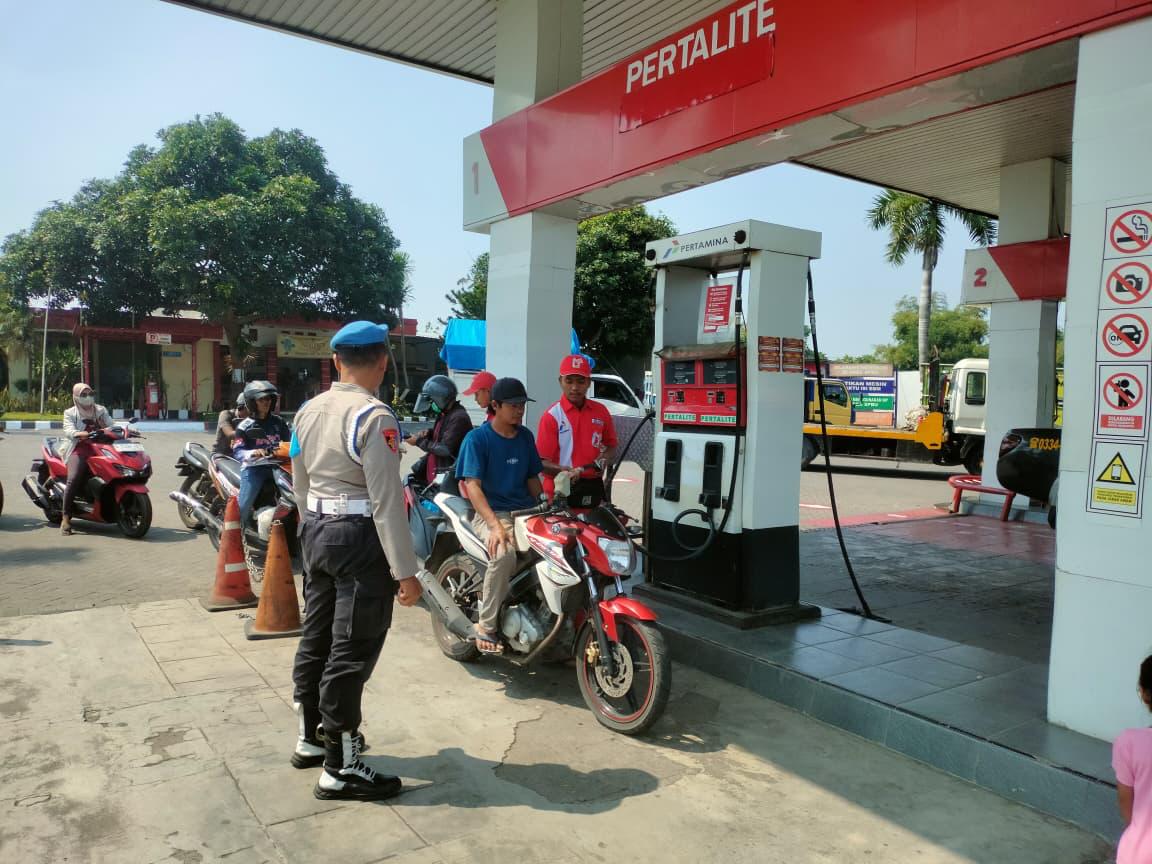 Patroli Dialogis Polsek Tempeh Pastikan Ketersediaan BBM di SPBU Tempeh Lor Tetap Mencukupi