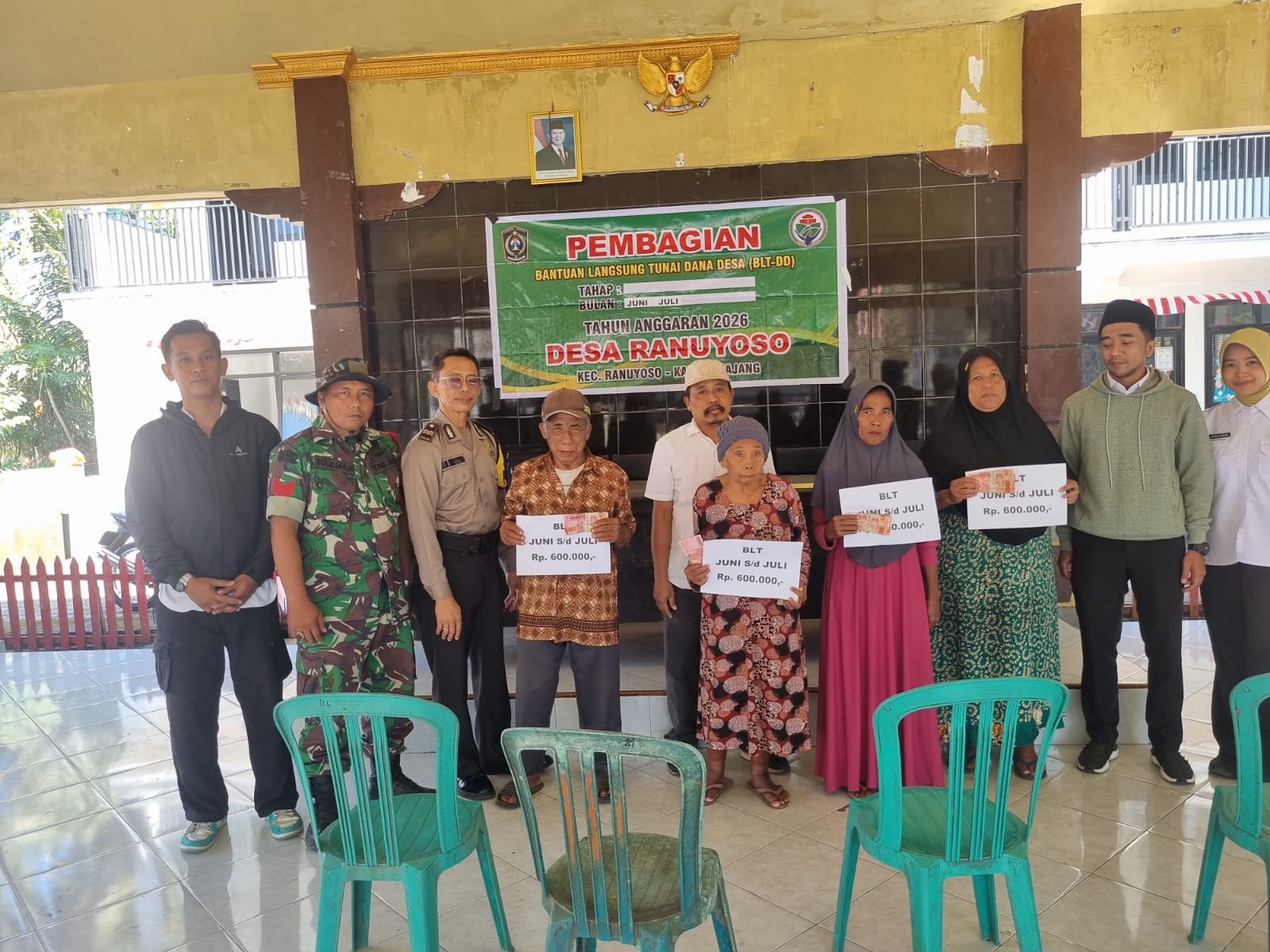 Polsek Ranuyoso Laksanakan Pengamanan Kegiatan Pembagian BLT Desa Ranuyoso
