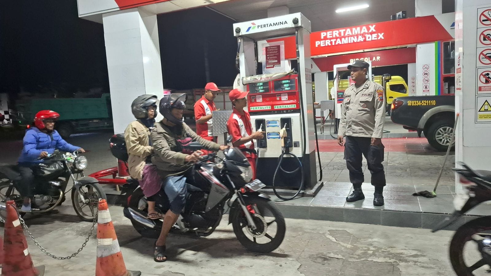Patroli Dialogis Polsek Tempeh Pantau Ketersediaan BBM di SPBU Desa Tempeh Lor