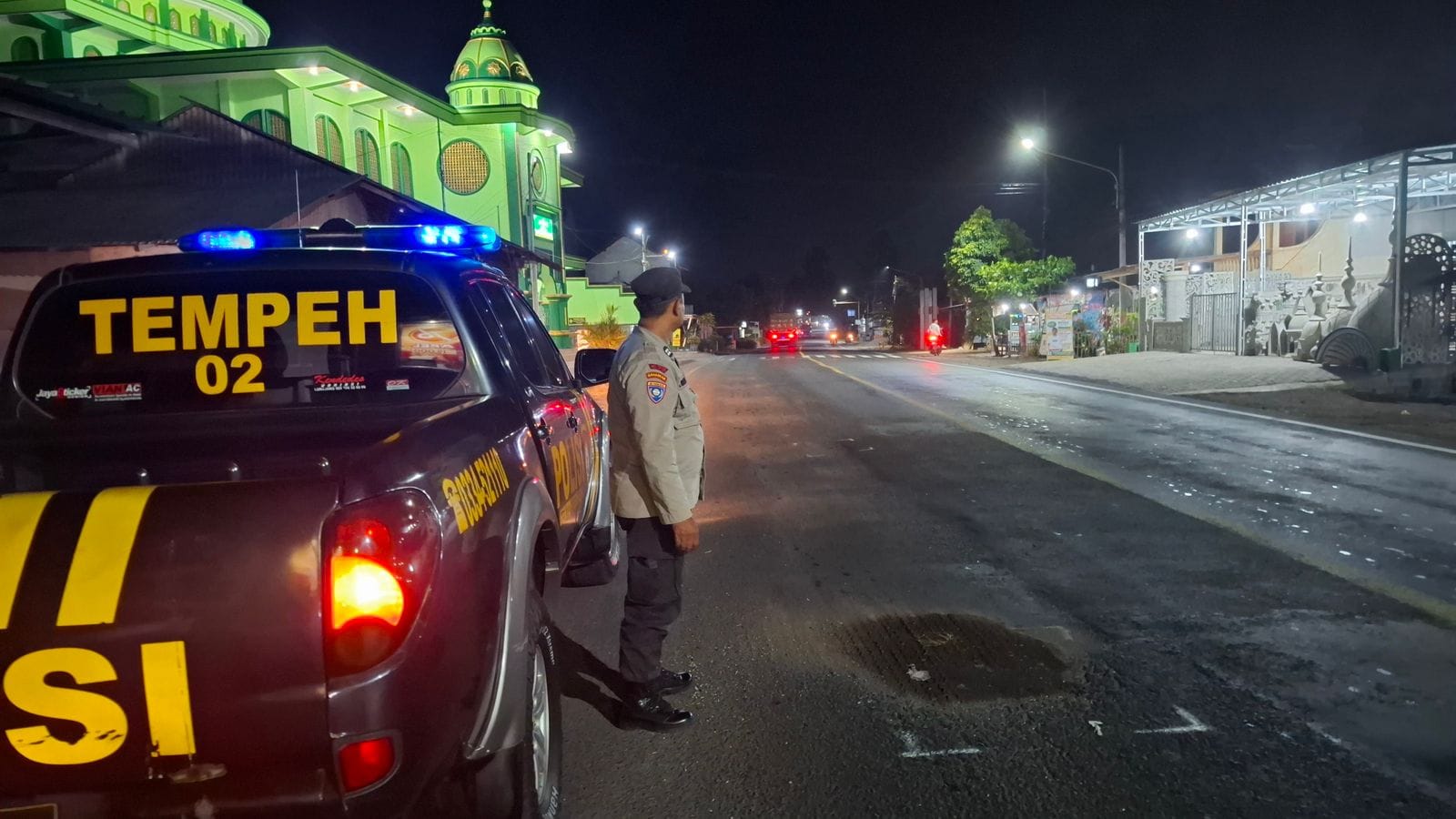 Patroli Blue Light Polsek Tempeh Sasar Pertigaan Warkut Desa Besuk, Cegah 3C dan Perkuat Keamanan Warga