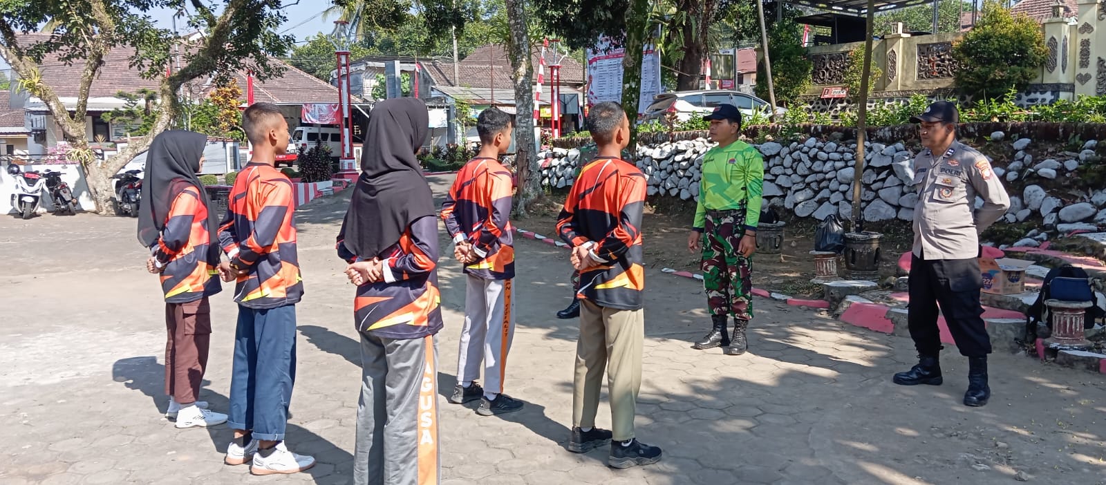 Persiapkan Pengibar Bendera HUT RI ke-81, Polsek dan Koramil Gucialit Gelar Pelatihan Intensif